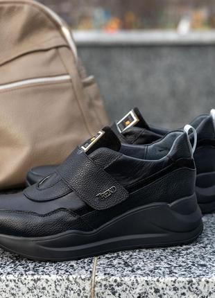 Женские черные кожаные кроссовки на липучках