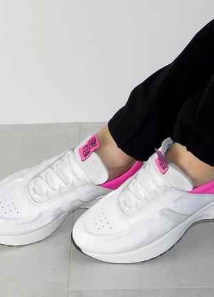 Модные кожаные кроссовки белые с розовым женские стильные10 фото