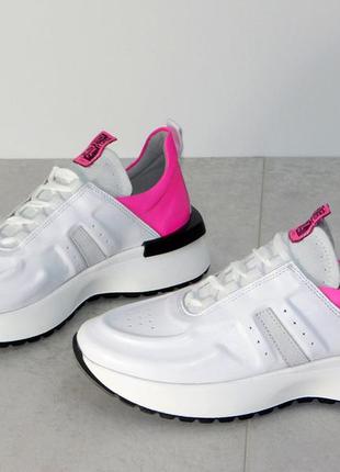 Модные кожаные кроссовки белые с розовым женские стильные9 фото