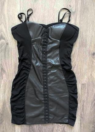 Черное мини платье на бретелях с вшитым пуш-апом и кож зам вставками