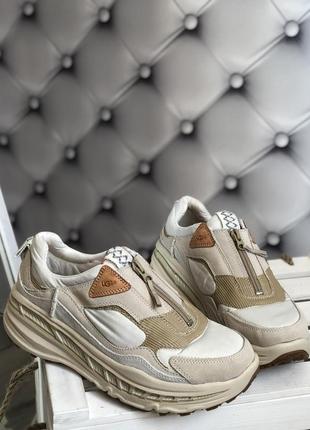 Фірмові кросівки ugg , унісекс .