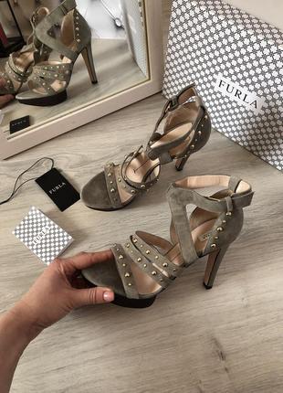 Фирменные, очень красивые босоножки furla37p!