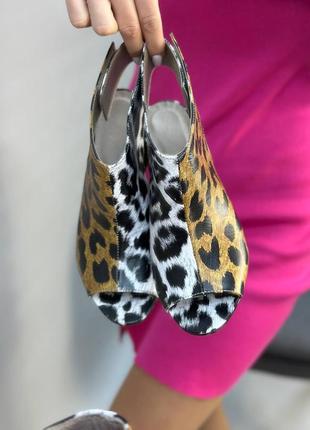 Леопардовые босоножки с открытом пяткой из натуральной кожи3 фото