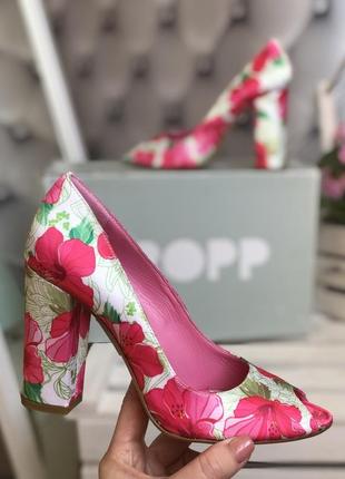 Фирменные , очень красивые и яркие туфли с открытым носком gropp36p!