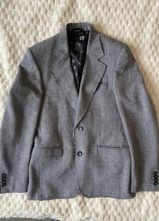Стильный мужской пиджак серого цвета