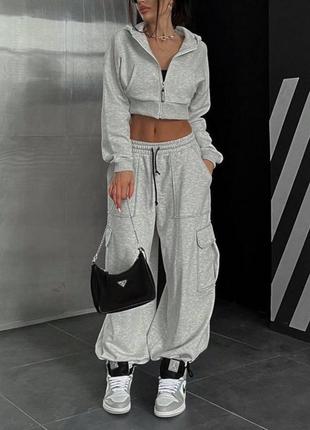 Жіночий спортивний костюм карго зі штанами карго🔥 штани карго + вкорочене зіп-худі, сірий / чорний2 фото