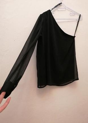 Шифоновая черная блузка на одно пряче с длинным рукавом8 фото