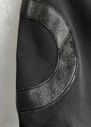 Трикотажная юбка на молнии с лаковыми кожанными вставками короткая плотная3 фото