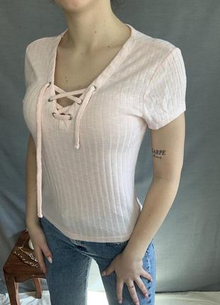 Ніжно рожева футболка зі шнурівкою на грудях від new look1 фото