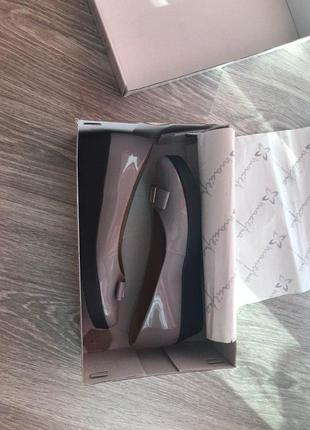 Новые серые кожаные лакированные туфли на танкетке польского бренда maciejka3 фото