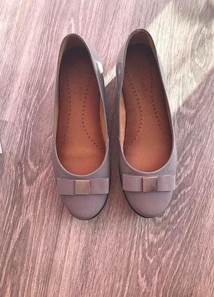 Новые серые кожаные лакированные туфли на танкетке польского бренда maciejka