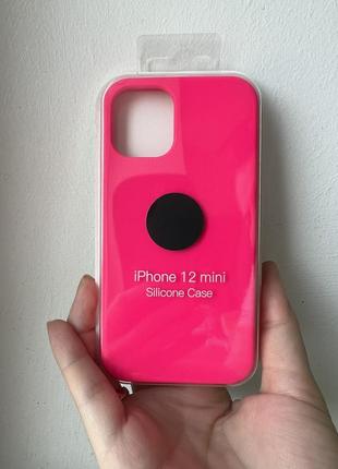 Рожевий чохол на iphone 12 mini.