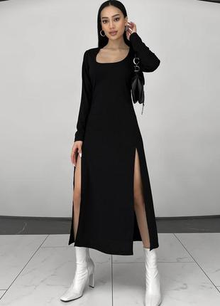 Приталена сукня чорного кольору з високими розрізами з боків