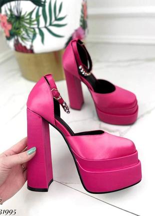 Туфлі на високих підборах із квадратним носком