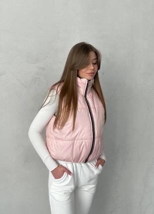 Женская жилетка стеганая двухсторонняя укороченная черная белая короткая серая розовая мокко коричневая базовая7 фото