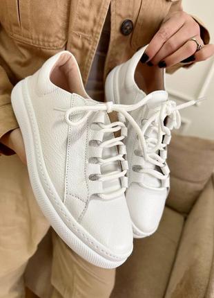 Базові білі шкіряні кеди