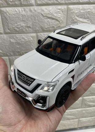 Игрушечная машинка внедорожник nissan patrol 20см металлическая коллекционная свет звук инерция 1:24