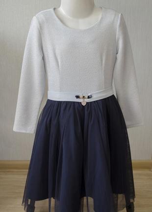 Оригинальное платье с фатином на длинный рукав