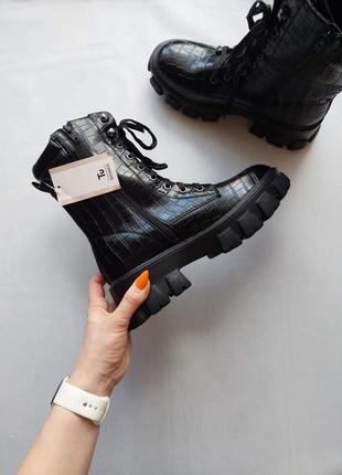 Фирменые tu новые стильные ботинки деми на тракторной подошве в черном цвете, размер 38-38,5