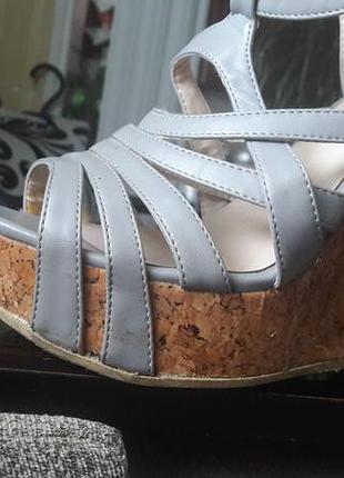 Босоножки на танкетке
