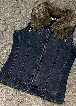 Оригинал.фирменная,джинсовая,утепленная жилетка-безрукавка zebra