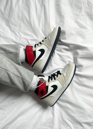 Жіночі кросівки nike air jordan 1 retro high light smoke grey 2 / smb5 фото