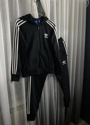 Спортивный костюм от adidas