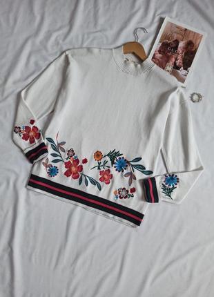 Белый свитер с вышивкой/с цветочками