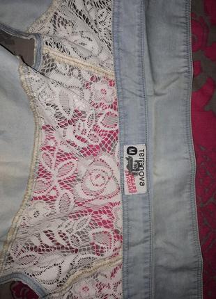 Укороченая джинсовая рубашечка с кружевом3 фото