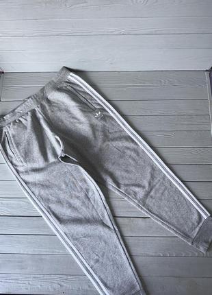 Спортивні штани чоловічі adidas originals 3-stripes pants gn35303 фото