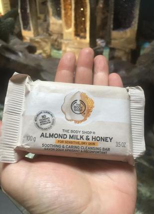 Мыло the body shop almond milk & honey 100 gсмягчающее мыло "миндальное молочко и мед" the body shop1 фото