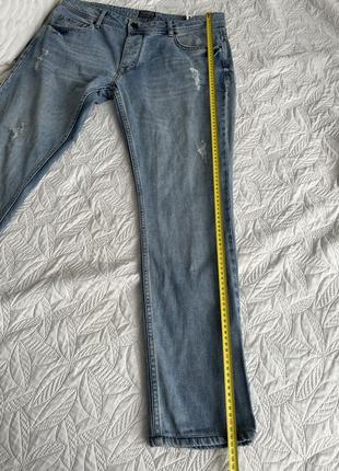 Стильные светлые джинсы мужские летние джинсы с потертостями.7 фото