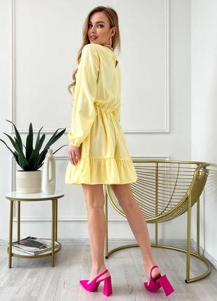 Желтое приталенное платье с воланом2 фото