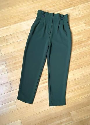 Темно-зеленые брюки с высоким поясом1 фото