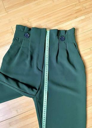 Темно-зеленые брюки с высоким поясом4 фото