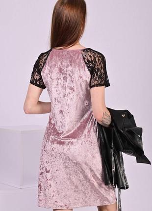Велюрова рожева пудрова сукня з чорними мереживним рукавами4 фото