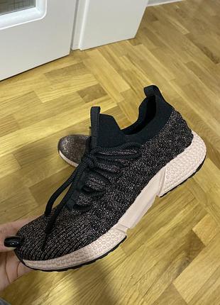 Кросівки новенькі