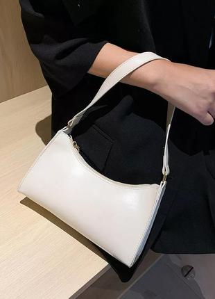 Сумочка багет молочная