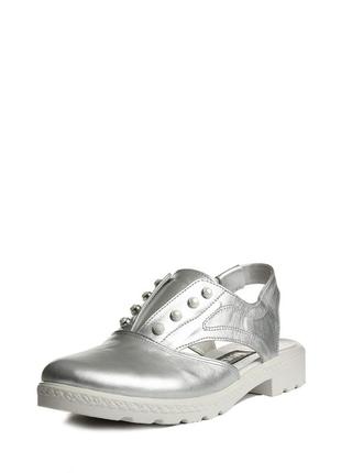 Кожаные закрытые босоножки с жемчугом низкий каблук серебристые, черные натуральная кожа