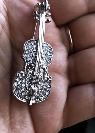 Брошь скрипка для музыканта серебристая с камнями пен гитара значок6 фото