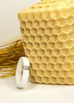 Керамическое тонкое кольцо с гравировкой белое2 фото