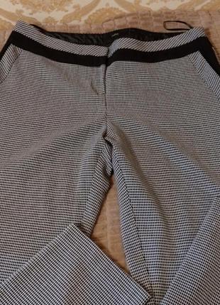 Серые брюки с черными полосами лампасамт1 фото