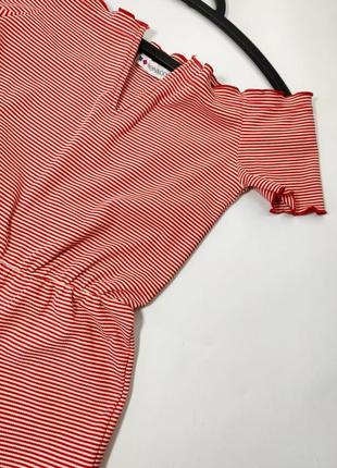 Комбінезон жіночий червоний у смужку з шортами v-образним вирізом від бренду even odd s xs3 фото