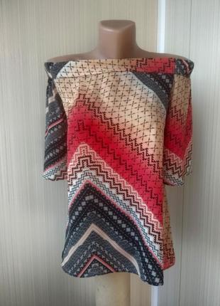Стильная блуза в геометрический принт со спущенным плечами2 фото