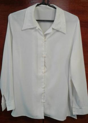 Белая блузка из сжатого полиэстера желтоватого оттенка с двойным рядом пуговиц