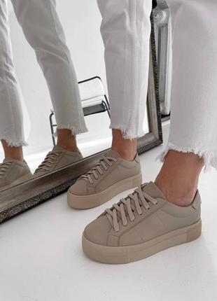 Бежевые легкие кожаные кеды