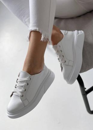 Белые кожаные кроссовки