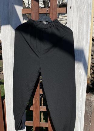 Джогери чорного кольору з кишенями. спортивні штани