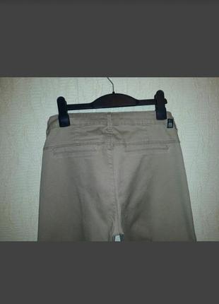 Светлые бежевые стрейчевые облегающие джинсы скинни внизу на замочках6 фото