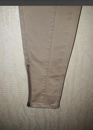 Светлые бежевые стрейчевые облегающие джинсы скинни внизу на замочках2 фото